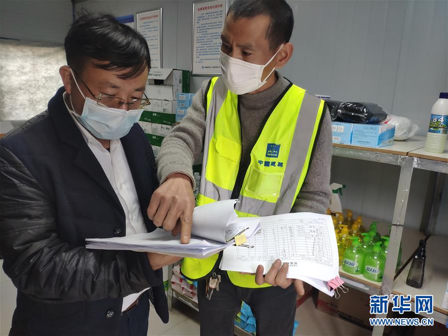 （一線抗疫群英譜·圖文互動）（1）“逆行者”曾陽春：步行十公里，他冒雨趕赴一線