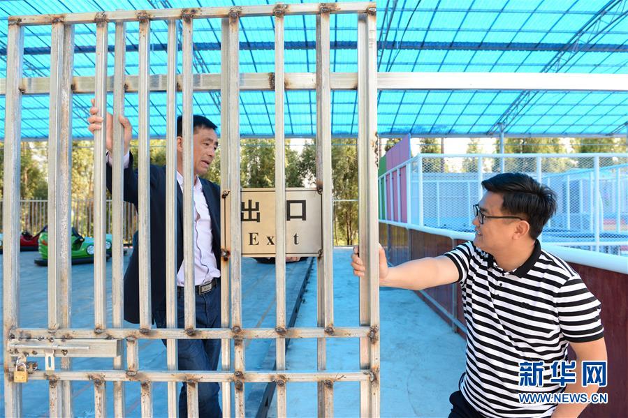 (決戰(zhàn)決勝脫貧攻堅·圖文互動)(1)理發(fā)師“修剪”鄉(xiāng)村游一團(tuán)亂麻