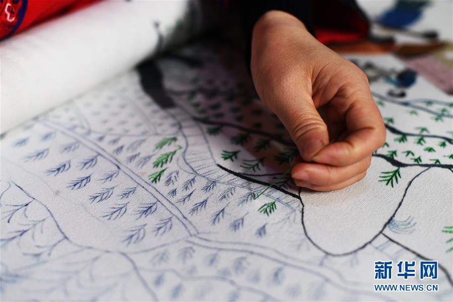（兩會(huì)人物·圖文互動(dòng)）（2）帶娃、賺錢兩不誤——一位農(nóng)民工代表眼中的脫貧新工作