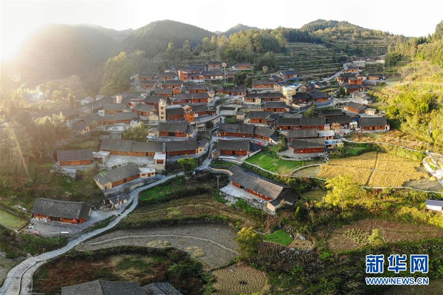 （新華全媒頭條·兩會特別報(bào)道·圖文互動(dòng)）（1）從取得決定性成就到奪取全面勝利——從全國兩會看決戰(zhàn)決勝脫貧攻堅(jiān)