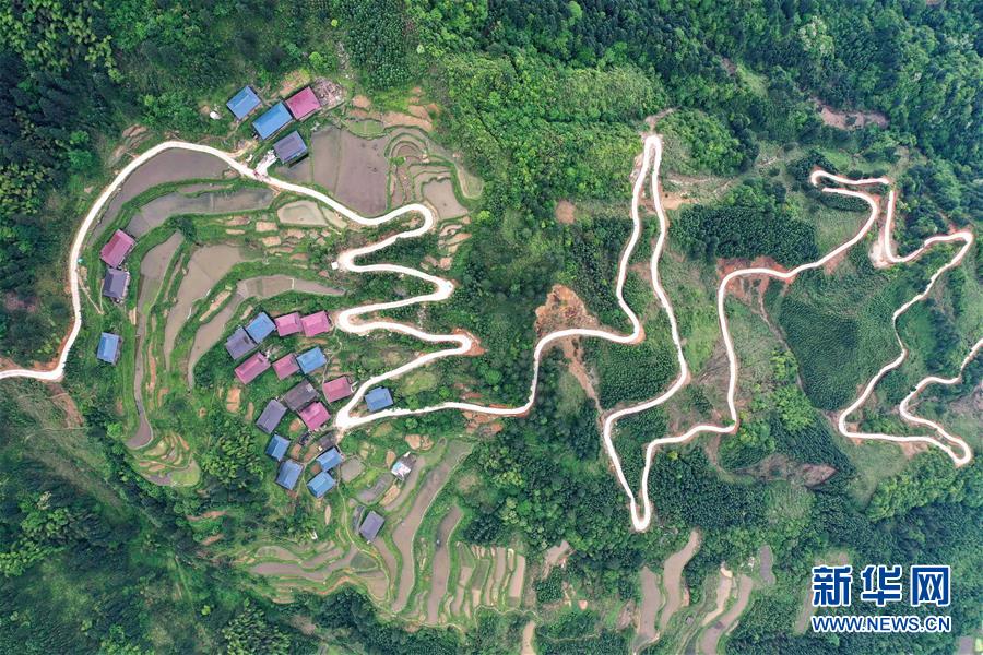 （新華全媒頭條·兩會特別報(bào)道·圖文互動(dòng)）（2）從取得決定性成就到奪取全面勝利——從全國兩會看決戰(zhàn)決勝脫貧攻堅(jiān)