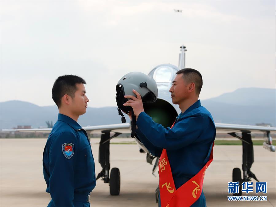 （圖文互動(dòng)）（2）5290小時(shí)！中國(guó)空軍殲擊機(jī)飛行紀(jì)錄保持者光榮停飛