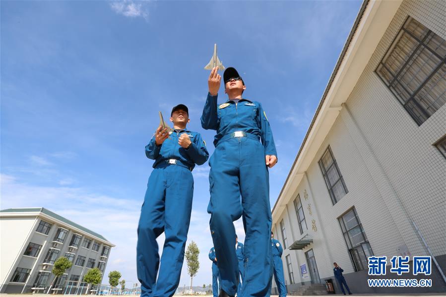 （圖文互動(dòng)）（3）5290小時(shí)！中國(guó)空軍殲擊機(jī)飛行紀(jì)錄保持者光榮停飛