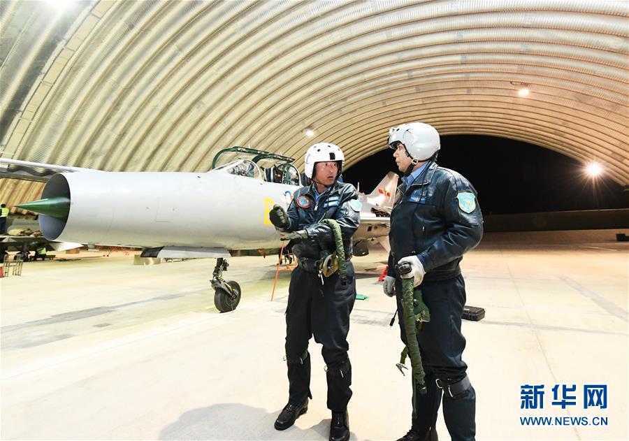 （圖文互動(dòng)）（5）5290小時(shí)！中國(guó)空軍殲擊機(jī)飛行紀(jì)錄保持者光榮停飛