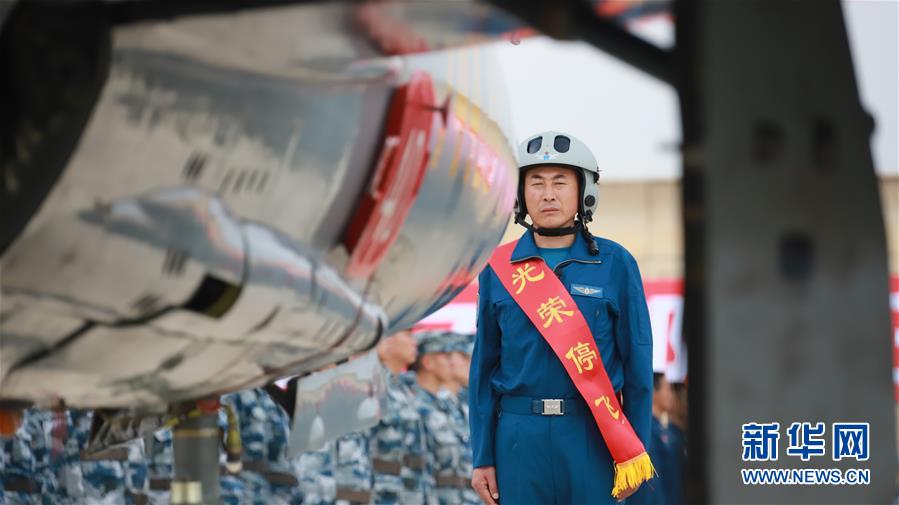 （圖文互動(dòng)）（7）5290小時(shí)！中國(guó)空軍殲擊機(jī)飛行紀(jì)錄保持者光榮停飛