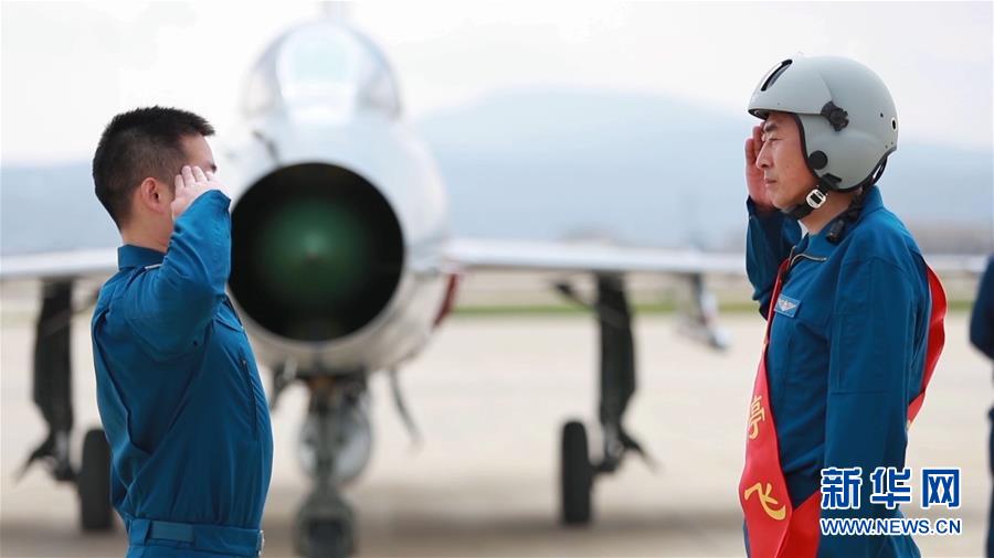 （圖文互動(dòng)）（8）5290小時(shí)！中國(guó)空軍殲擊機(jī)飛行紀(jì)錄保持者光榮停飛