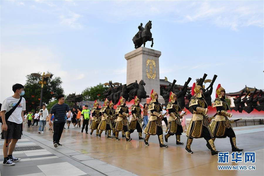 （新華全媒頭條·圖文互動）（3）線上線下消費升溫 文旅活動邁上“云端”——端午假期透視我國經(jīng)濟高質量發(fā)展新動力