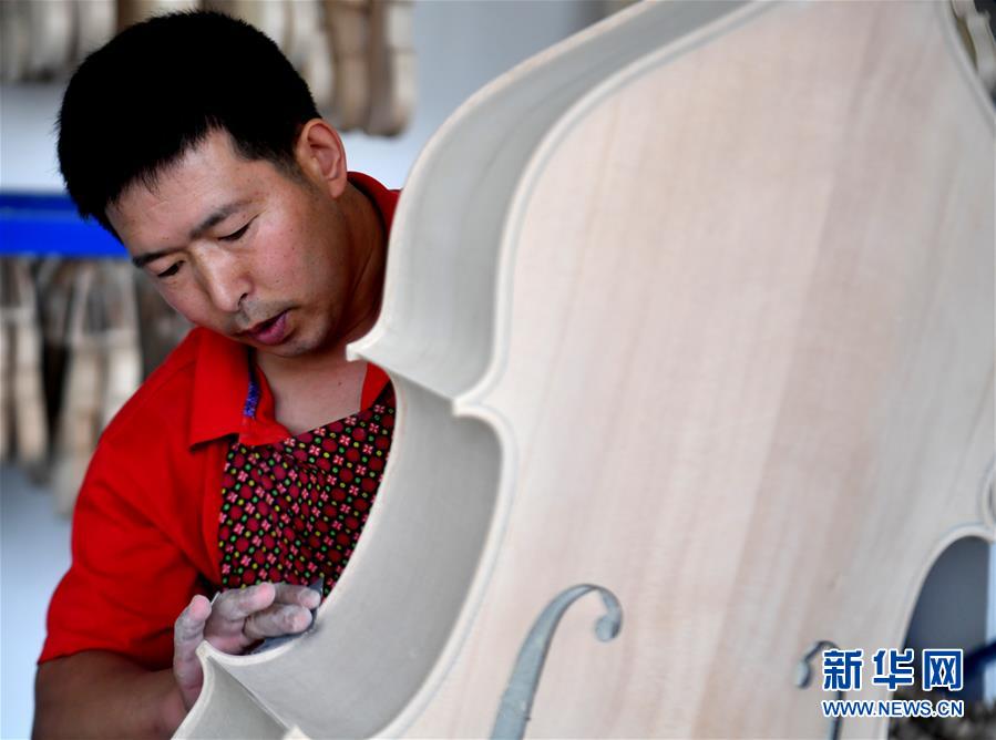 （走向我們的小康生活·圖文互動(dòng)）（4）放下鋤頭，卻撥動(dòng)命運(yùn)的琴弦