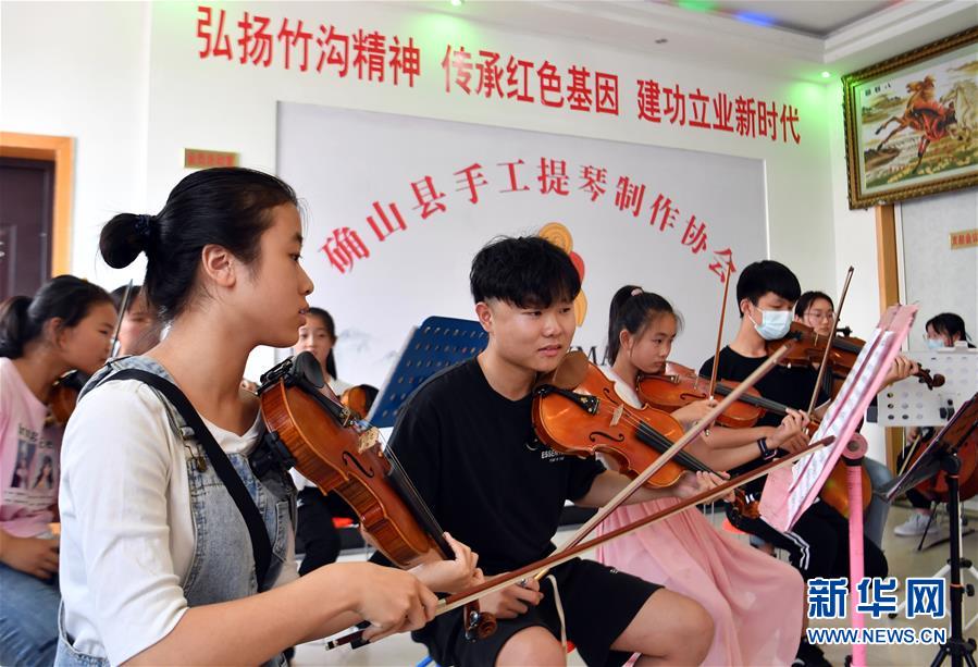 （走向我們的小康生活·圖文互動(dòng)）（8）放下鋤頭，卻撥動(dòng)命運(yùn)的琴弦