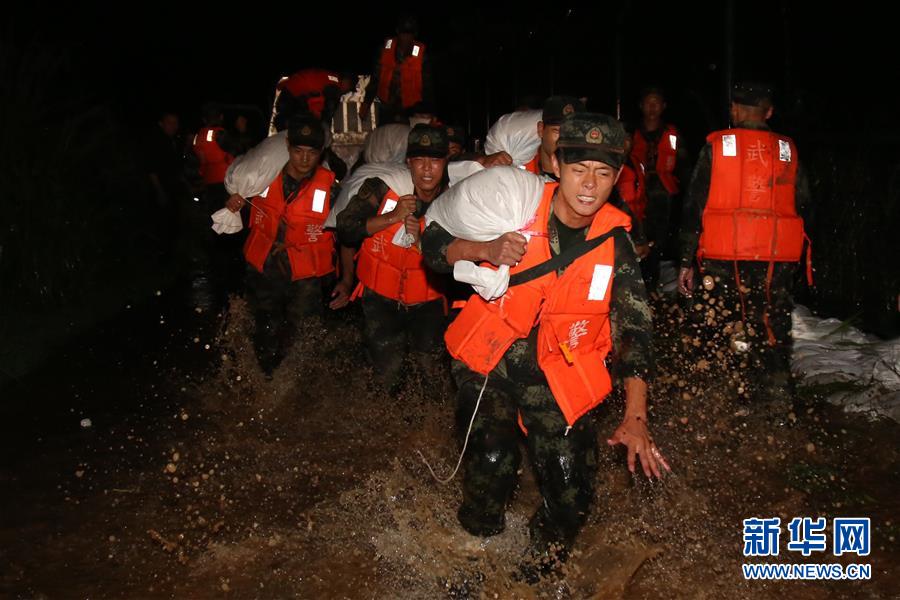 （圖文互動(dòng)）（1）武警官兵持續(xù)奮戰(zhàn)多地洪澇災(zāi)害搶險(xiǎn)救援一線(xiàn)