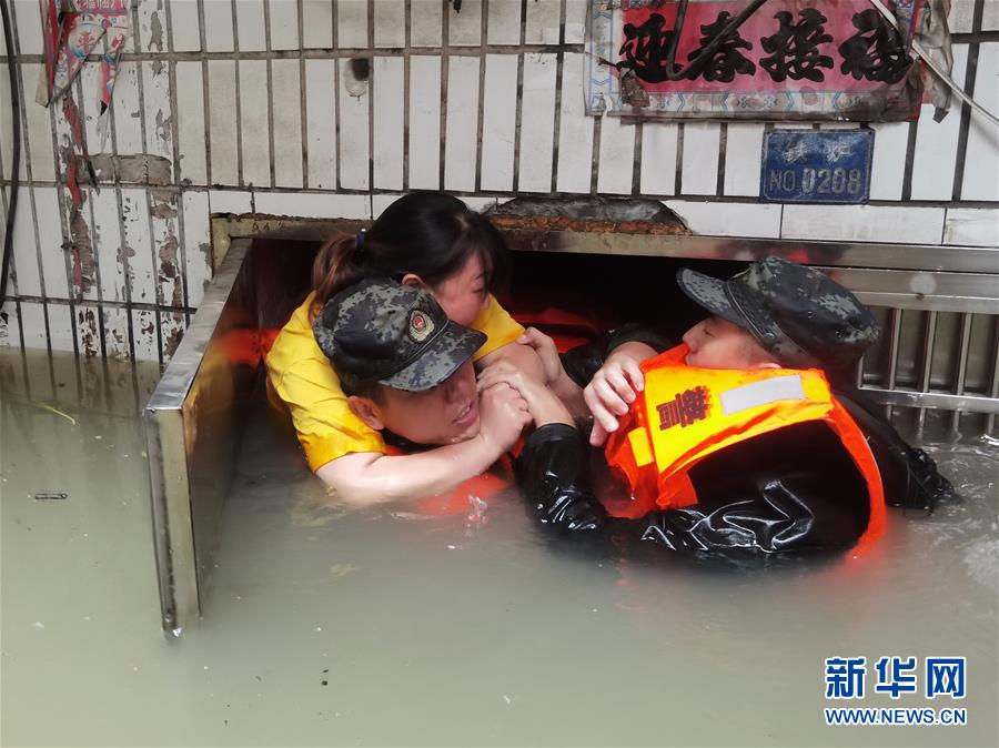 （圖文互動(dòng)）（2）武警官兵持續(xù)奮戰(zhàn)多地洪澇災(zāi)害搶險(xiǎn)救援一線(xiàn)