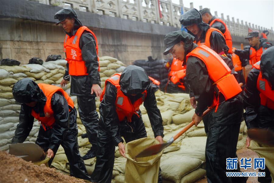 （防汛抗洪·圖文互動(dòng)）（1）洪水不退，子弟兵誓死不退——解放軍和武警部隊(duì)官兵參與洪澇災(zāi)害搶險(xiǎn)救援記事