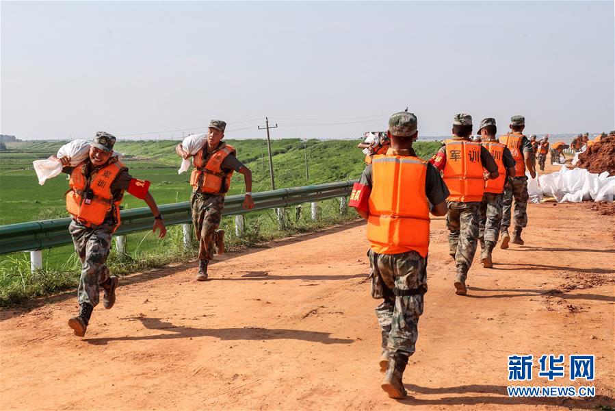 （防汛抗洪·圖文互動(dòng)）（5）洪水不退，子弟兵誓死不退——解放軍和武警部隊(duì)官兵參與洪澇災(zāi)害搶險(xiǎn)救援記事