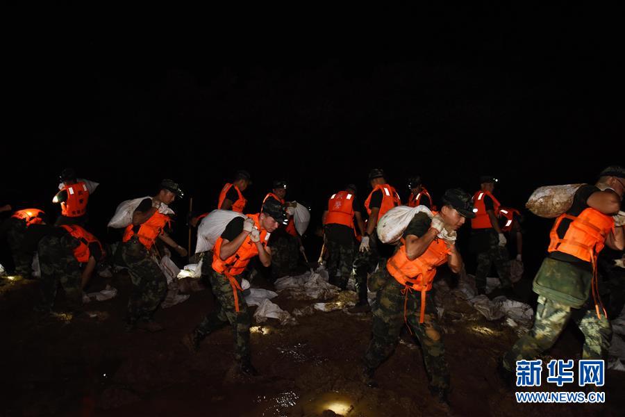 （防汛抗洪·圖文互動(dòng)）（7）洪水不退，子弟兵誓死不退——解放軍和武警部隊(duì)官兵參與洪澇災(zāi)害搶險(xiǎn)救援記事