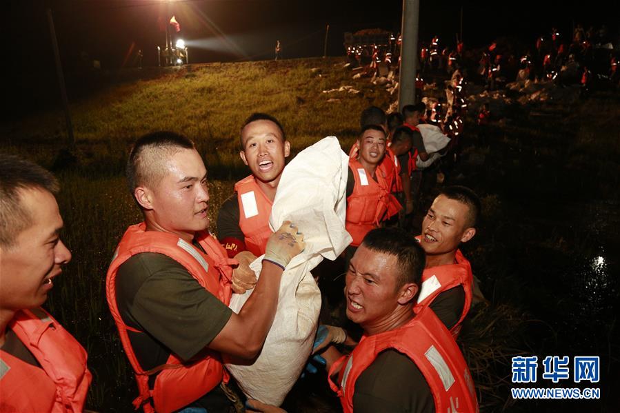 （防汛抗洪·圖文互動(dòng)）（8）洪水不退，子弟兵誓死不退——解放軍和武警部隊(duì)官兵參與洪澇災(zāi)害搶險(xiǎn)救援記事