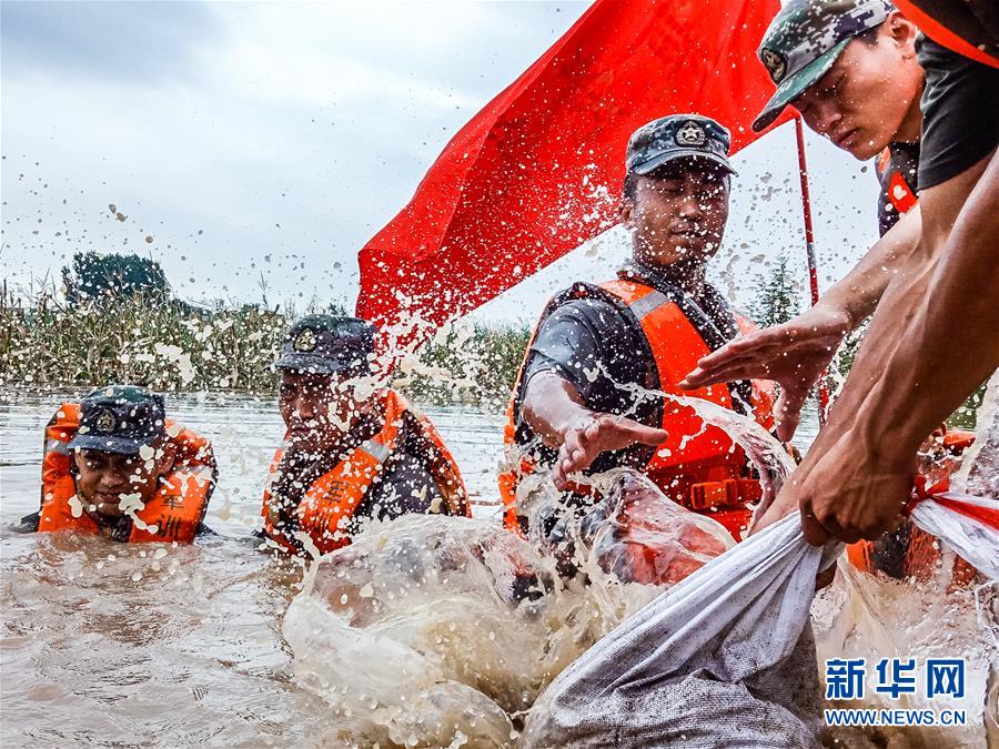 （防汛抗洪·圖文互動(dòng)）（9）洪水不退，子弟兵誓死不退——解放軍和武警部隊(duì)官兵參與洪澇災(zāi)害搶險(xiǎn)救援記事