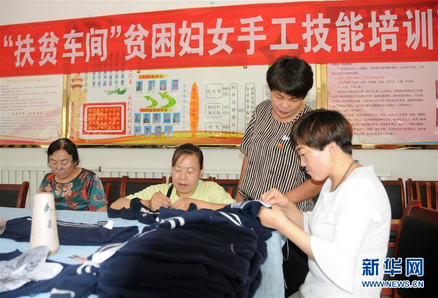 （決戰(zhàn)決勝脫貧攻堅(jiān)·圖文互動(dòng)）（1）內(nèi)蒙古河套：一雙巧手、一副棒針、一團(tuán)毛線打造貧困戶(hù)“炕頭經(jīng)濟(jì)”