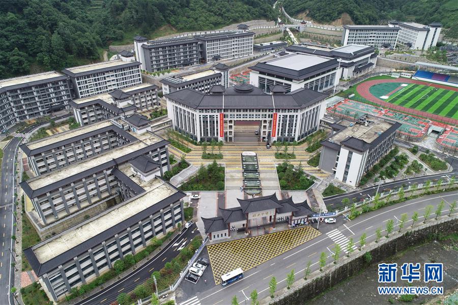 （新華視點(diǎn)·圖文互動）（1）學(xué)校建漂亮點(diǎn)本無錯，為何這所“豪華中學(xué)”讓人困惑？