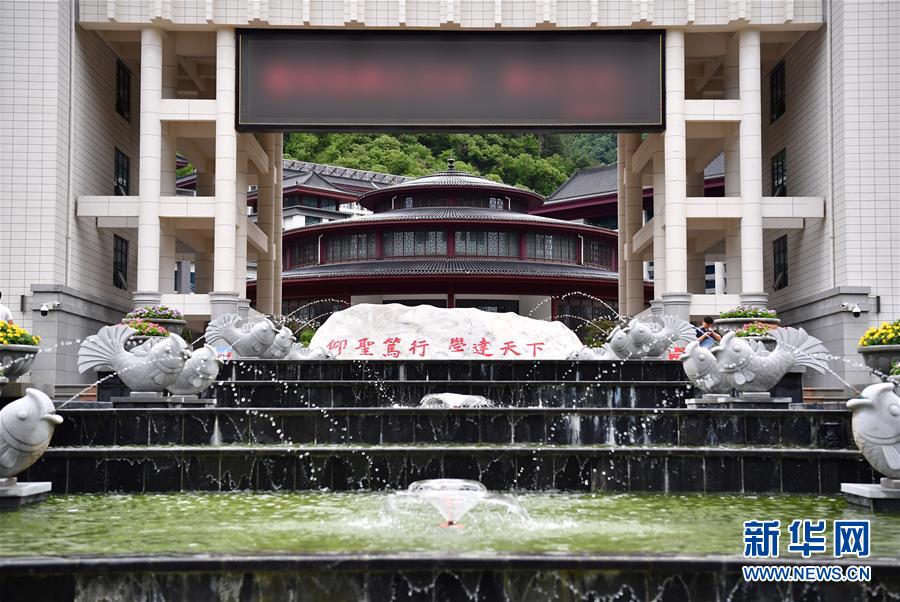 （新華視點(diǎn)·圖文互動）（3）學(xué)校建漂亮點(diǎn)本無錯，為何這所“豪華中學(xué)”讓人困惑？