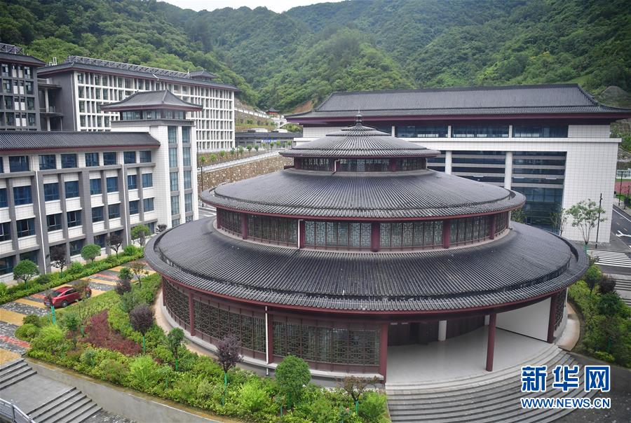 （新華視點(diǎn)·圖文互動）（4）學(xué)校建漂亮點(diǎn)本無錯，為何這所“豪華中學(xué)”讓人困惑？