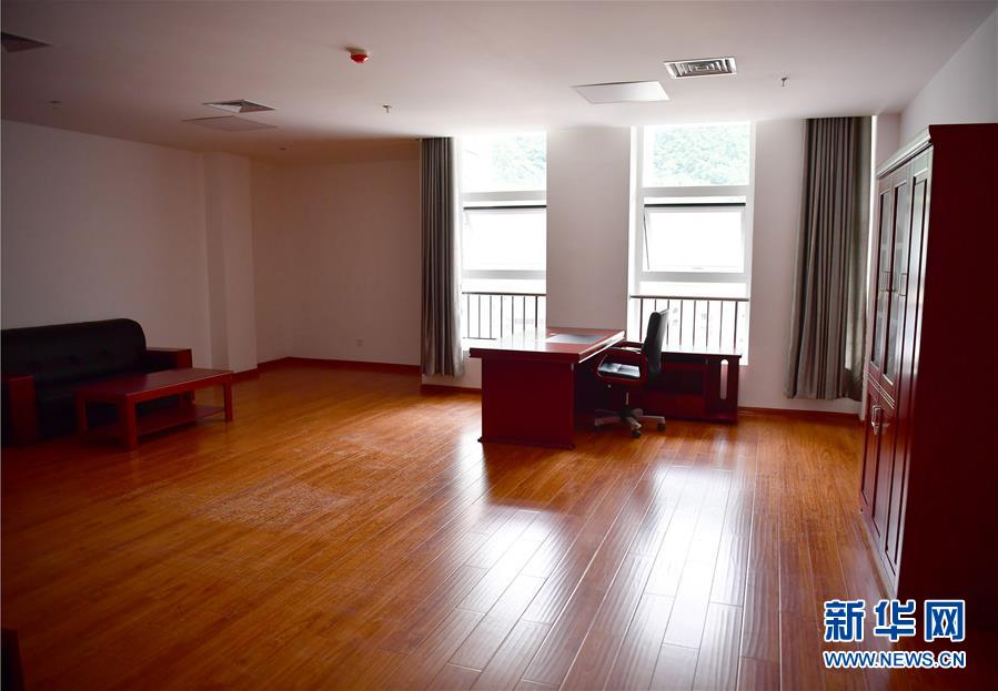 （新華視點(diǎn)·圖文互動）（6）學(xué)校建漂亮點(diǎn)本無錯，為何這所“豪華中學(xué)”讓人困惑？