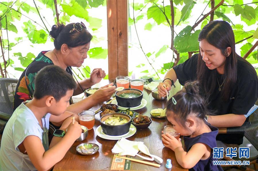 （在習(xí)近平新時(shí)代中國(guó)特色社會(huì)主義思想指引下——新時(shí)代新作為新篇章·習(xí)近平總書(shū)記關(guān)切事·圖文互動(dòng)）（6）珍惜盤中餐，狠剎浪費(fèi)風(fēng)——各地積極行動(dòng)堅(jiān)決制止餐飲浪費(fèi)