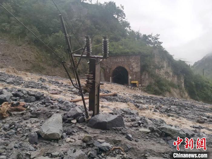 因泥石流受損的成昆鐵路區(qū)間?！ソ?攝