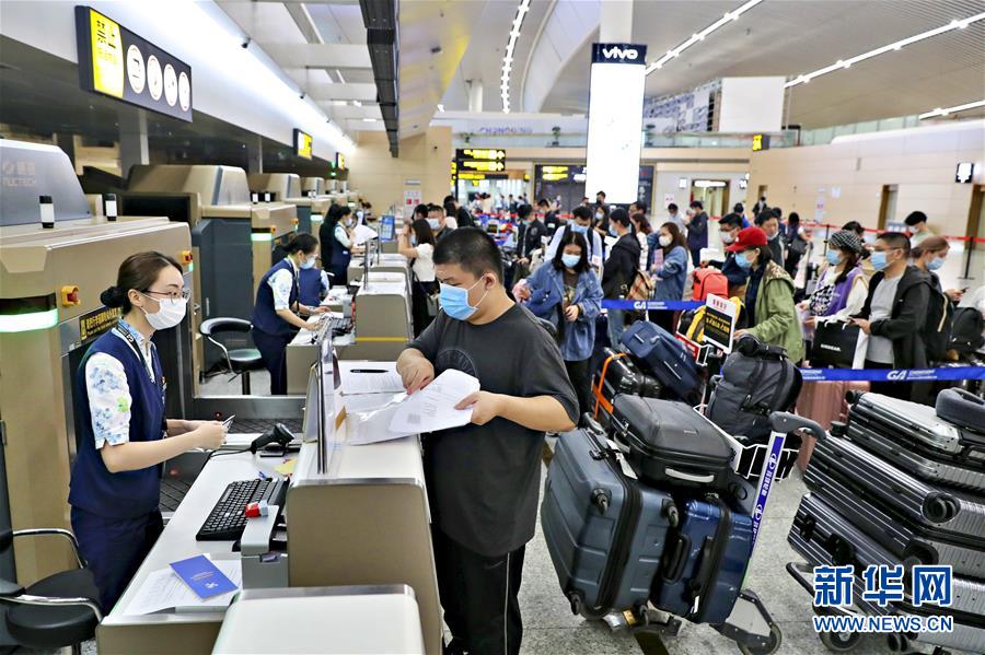 （圖文互動(dòng)）（1）國(guó)內(nèi)航空公司執(zhí)飛的首條國(guó)際復(fù)學(xué)包機(jī)航線(xiàn)在渝啟航