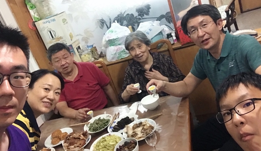 10月1日，留學生李天力（左一）在老家淄博的親戚家中與親人一起吃晚飯，共度中秋