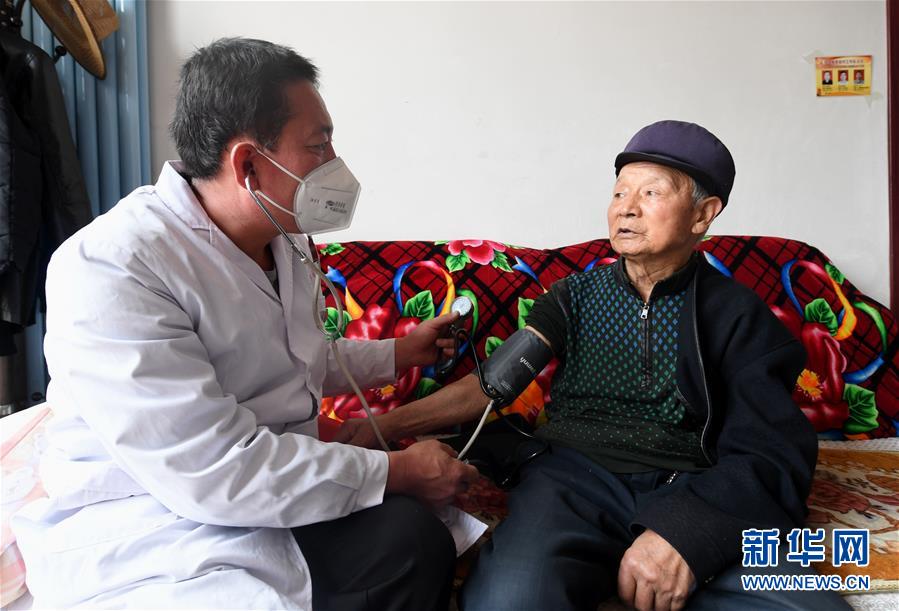 （習(xí)近平的小康故事·新華網(wǎng)·圖文互動(dòng)）（2）“真正解決好基層群眾看病難、看病貴問題”——習(xí)近平和群眾健康的故事