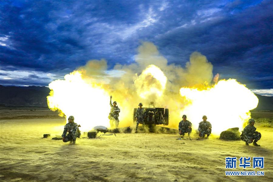 （在習近平強軍思想指引下·我們在戰(zhàn)位報告·圖文互動）（1）朵朵傘花綻放，勝戰(zhàn)精兵天降——空降兵部隊某旅教導員余海龍帶領官兵傳承黃繼光精神記事