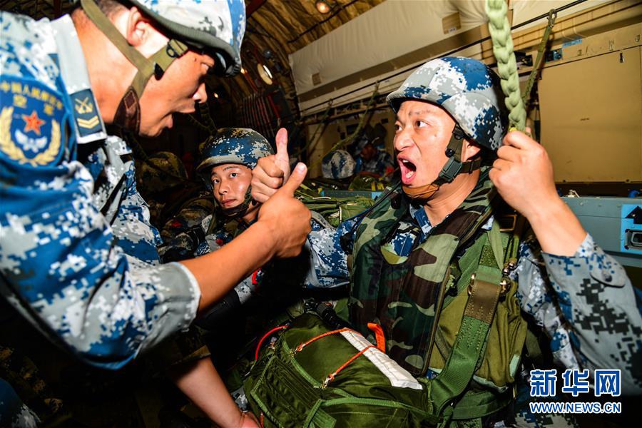 （在習近平強軍思想指引下·我們在戰(zhàn)位報告·圖文互動）（3）朵朵傘花綻放，勝戰(zhàn)精兵天降——空降兵部隊某旅教導員余海龍帶領官兵傳承黃繼光精神記事