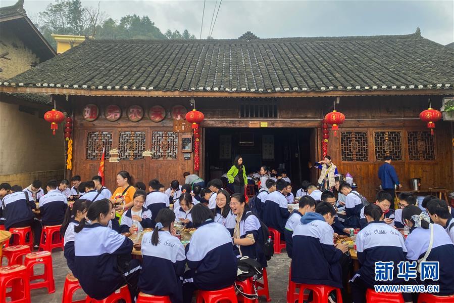 （在習(xí)近平新時(shí)代中國特色社會(huì)主義思想指引下——新時(shí)代新作為新篇章·習(xí)近平總書記關(guān)切事·圖文互動(dòng)）（2）精準(zhǔn)扶貧7年，十八洞村“長”出10余種新職業(yè)