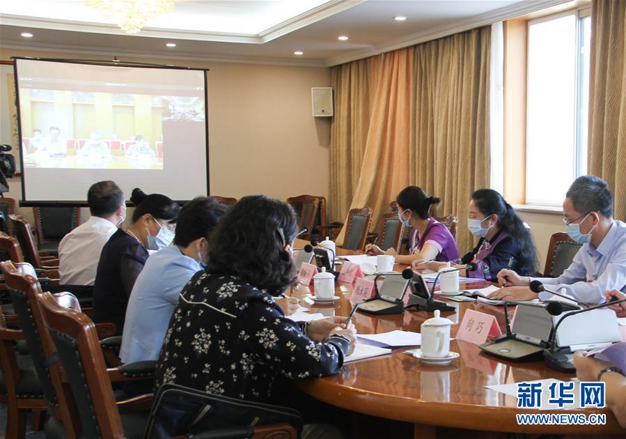 （兩會(huì)·圖文互動(dòng)）（1）特寫(xiě)：“想不到這么快就收到了答復(fù)”——國(guó)家發(fā)改委“連線(xiàn)”人大代表小記