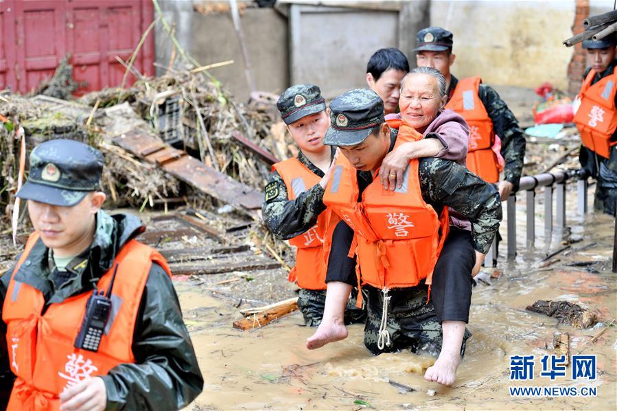（新華全媒頭條·圖文互動）（5）沿著中國特色強軍之路闊步前進——黨中央、中央軍委領(lǐng)導(dǎo)推進國防和軍隊建設(shè)70年紀(jì)實