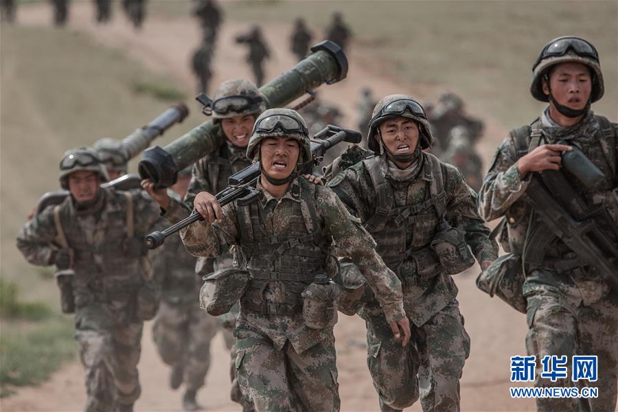 （新華全媒頭條·圖文互動）（13）沿著中國特色強軍之路闊步前進——黨中央、中央軍委領(lǐng)導(dǎo)推進國防和軍隊建設(shè)70年紀(jì)實