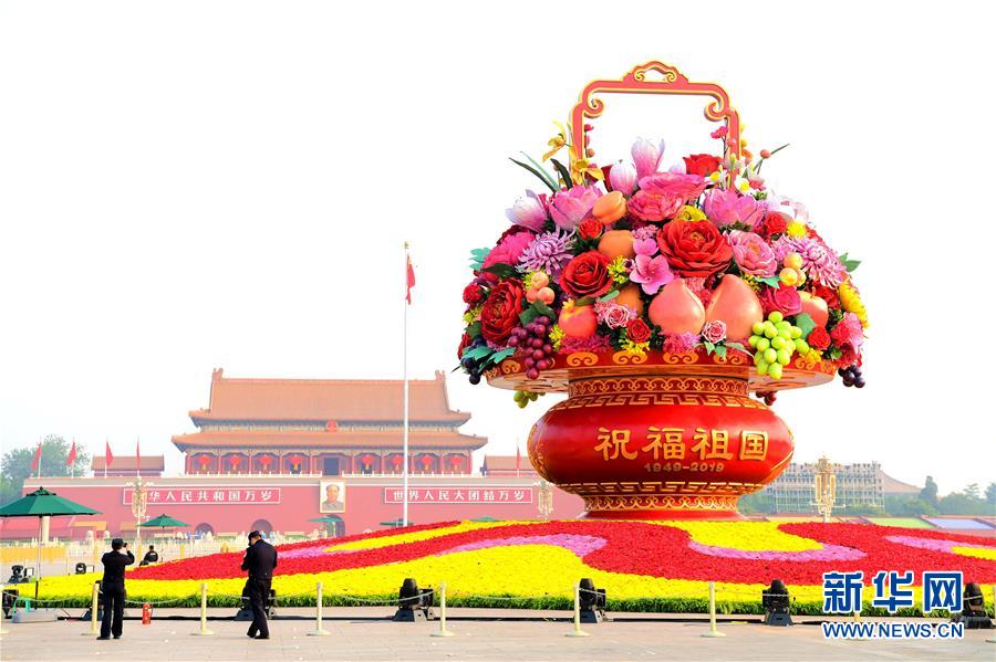 （圖文互動(dòng)）（2）7小時(shí)組裝！18米高巨型“花果籃”亮相天安門廣場(chǎng)