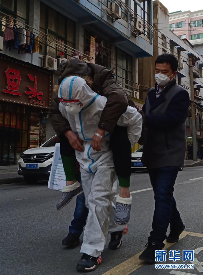 （習(xí)近平致敬的戰(zhàn)“疫”英雄·公安干警篇·圖文互動）（4）他們，抗疫一線鑄警魂