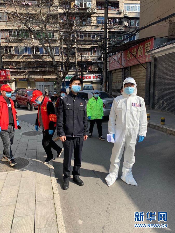 （習(xí)近平致敬的戰(zhàn)“疫”英雄·公安干警篇·圖文互動）（6）他們，抗疫一線鑄警魂