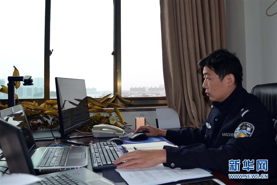 （習(xí)近平致敬的戰(zhàn)“疫”英雄·公安干警篇·圖文互動）（8）他們，抗疫一線鑄警魂