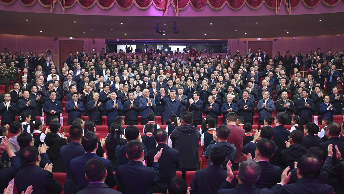 習(xí)近平觀看慶祝西藏自治區(qū)成立60周年文藝晚會《雪域歡歌》