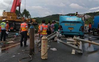 廣東龍門發(fā)生客車側翻事故致19人死亡