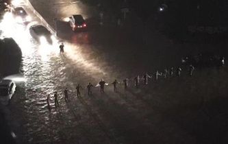 暴雨中的“最美人墻”找到了！