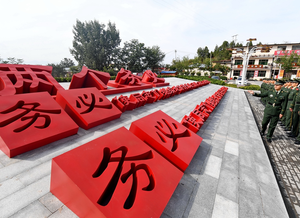 全面從嚴(yán)治黨，以更高能力和水平引領(lǐng)新時代