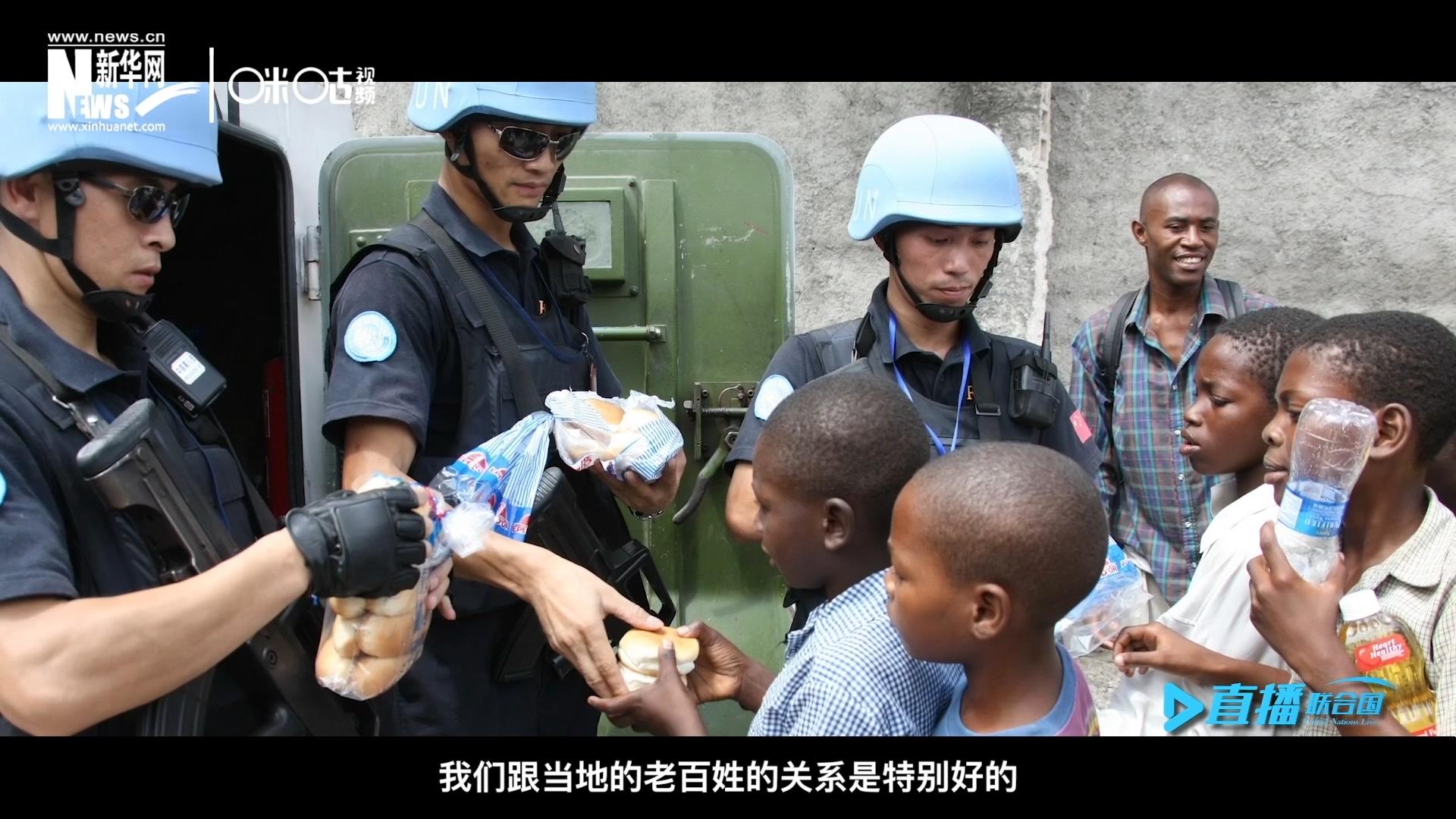 這群胸前印著五星紅旗的警察，在當(dāng)?shù)孛癖娦睦镉兄恋榈榈姆萘?，也傳遞出許多的善意與感動(dòng)。