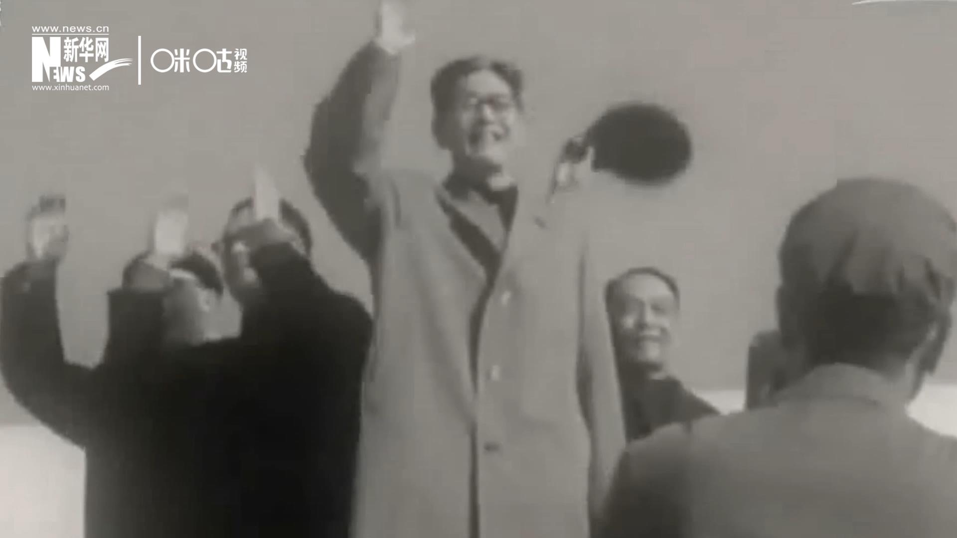 1971年11月9日，全新成立的中國聯(lián)合國代表團在群眾的歡呼與掌聲中登上專機，正式開啟了中國的聯(lián)合國之旅。
