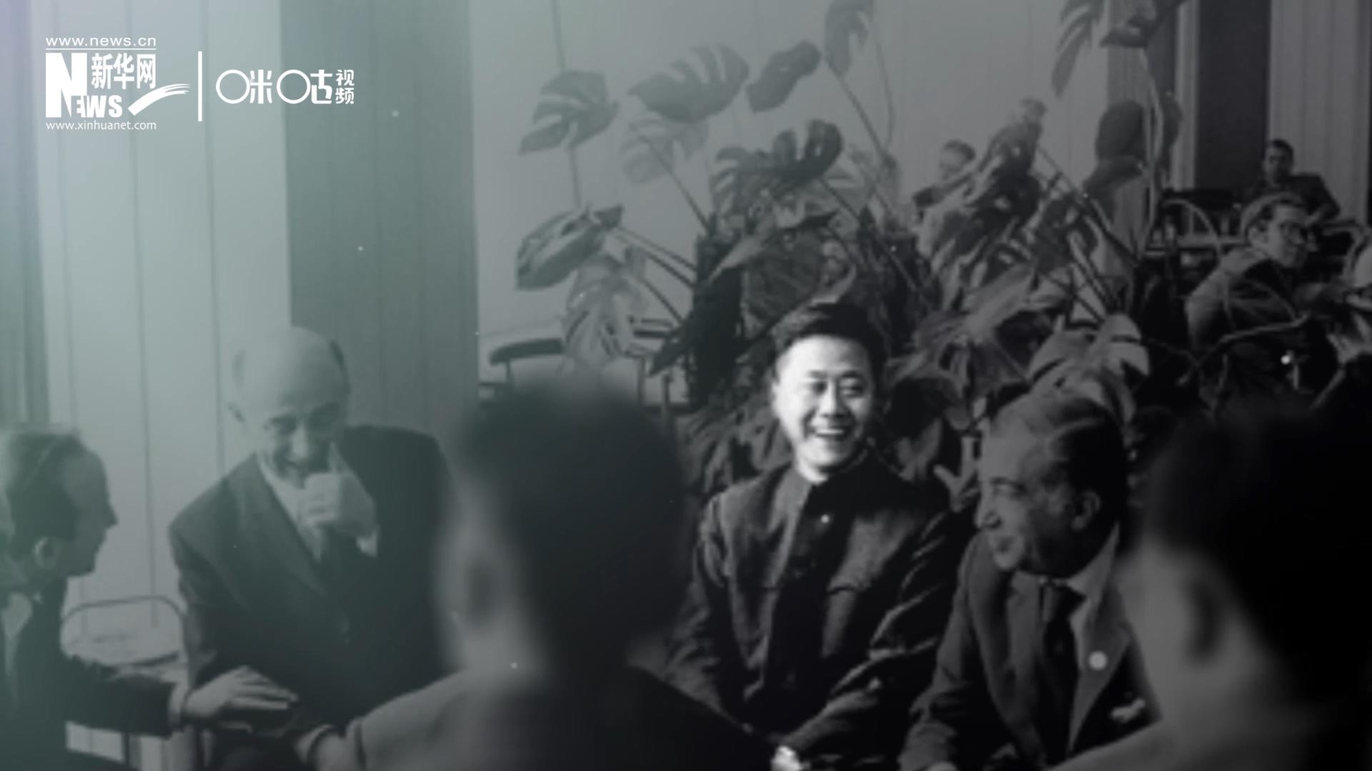 照片里的這個人是高梁，原新華社國際部記者。原本作為代表團隨行記者的他接到通知，由他帶領(lǐng)一支先遣小組先行去紐約。