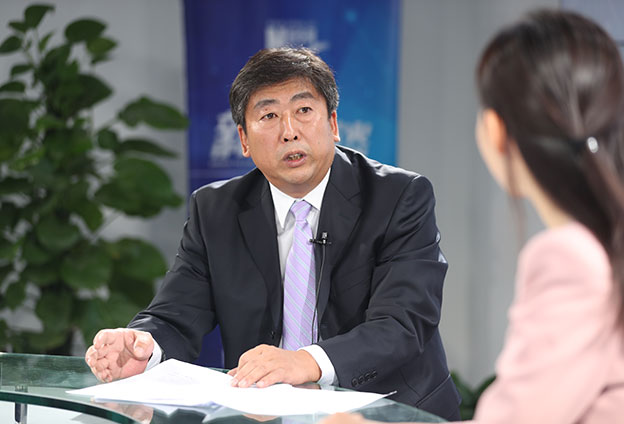 具體落在實處就是把方向，管大局，保落實