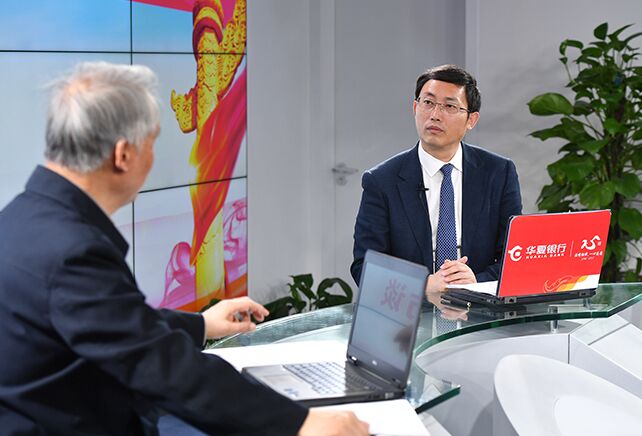 您再給我們梳理一下，黨章中有關(guān)“基本路線”的修改情況。