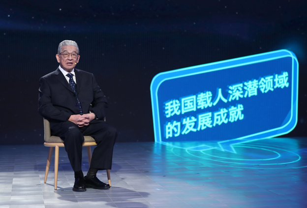 抱著要建造先進(jìn)的海軍裝備保家衛(wèi)國(guó)的心愿，考入了交通大學(xué)造船系